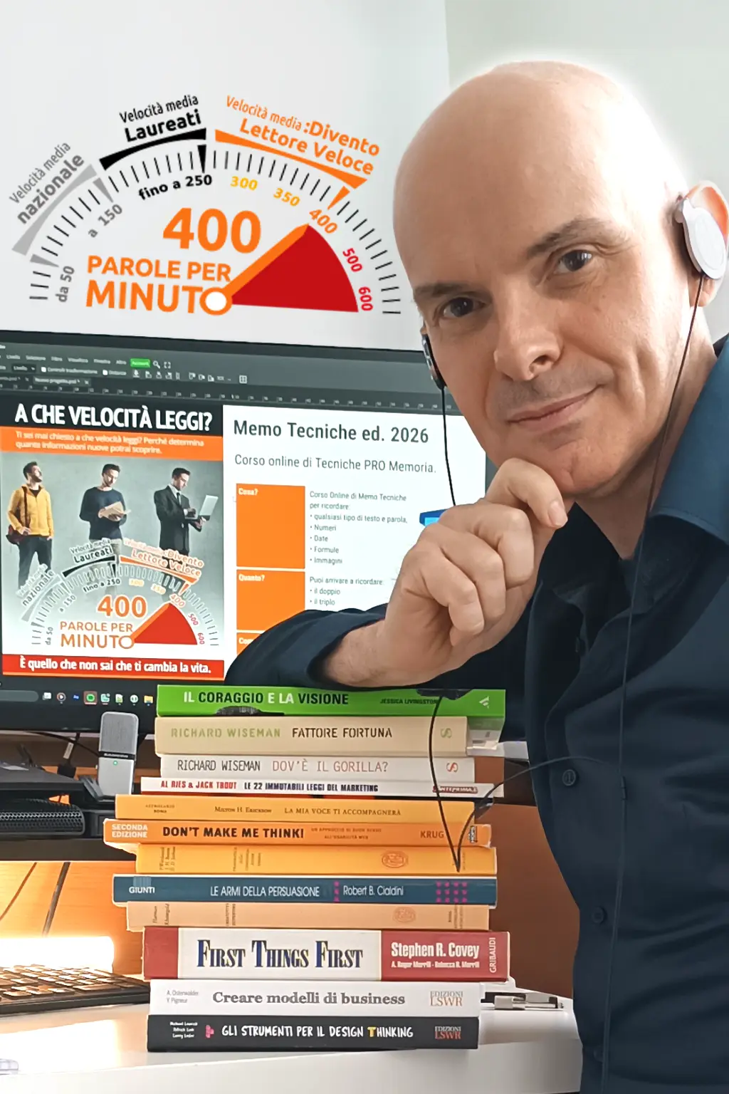 Luca Pilolli durante attività di formazione su lettura veloce, memotecniche e apprendimento rapido, con libri e materiali didattici sulla scrivania e slide formative sullo schermo, a rappresentare corsi di apprendimento veloce, studio efficace e sviluppo delle competenze cognitive.